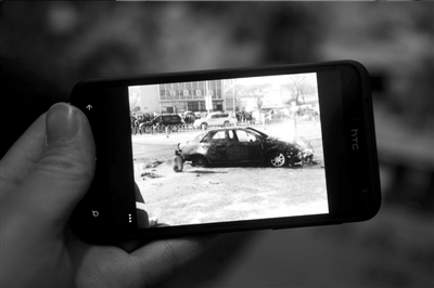 　　路人拍下的該車自燃情景。