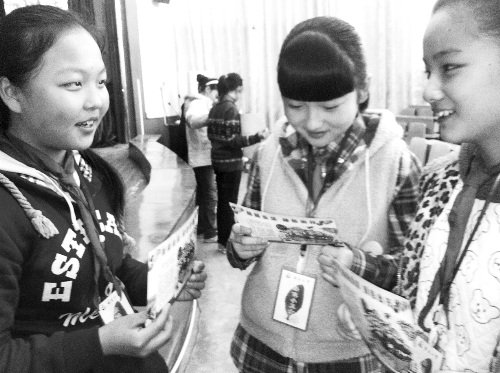 隴西小學(xué)的幾位環(huán)保小衛(wèi)士在交流經(jīng)驗