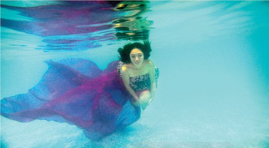 從水下拍的攝影作品充滿夢幻效果，王笑笑如同藍(lán)色大海中的“美人魚”