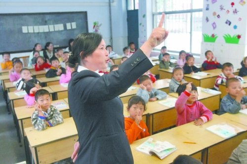 不到上小學(xué)年齡的孩子，只得在幼兒園復(fù)讀或者上“幼小銜接班”