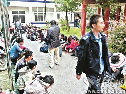 派出所院子里，擠滿了被解救的傳銷人員