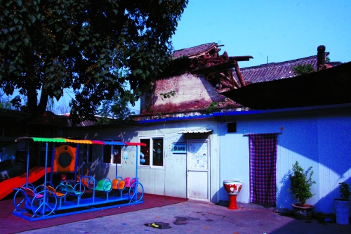 幼兒園緊挨隨時會坍塌的戲樓 幼兒園緊挨隨時會坍塌的戲樓