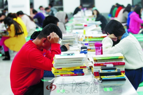 偌大的食堂里，很安靜