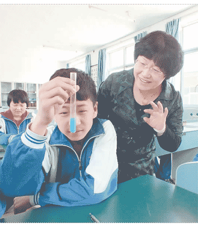 北京市密云區(qū)大城子中學(xué)，一位教師在指導(dǎo)學(xué)生做實(shí)驗(yàn)