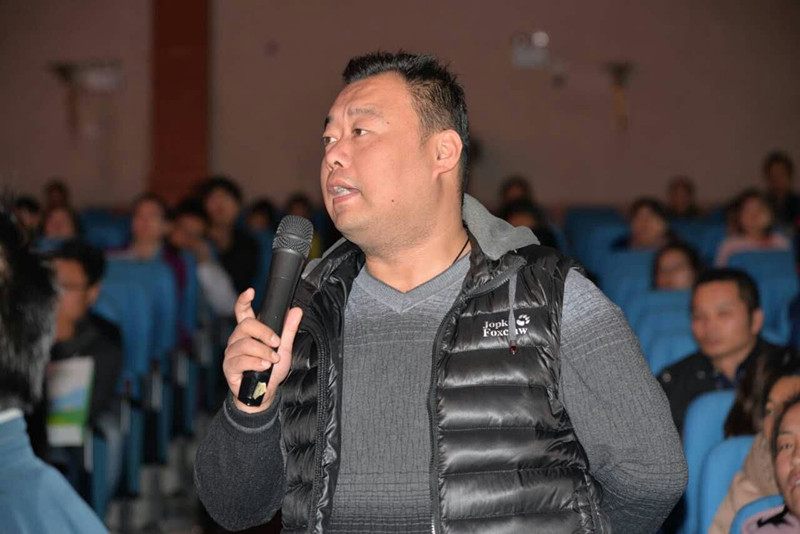 講座結(jié)束家長(zhǎng)朋友踴躍提問(wèn)，請(qǐng)專家答疑解惑