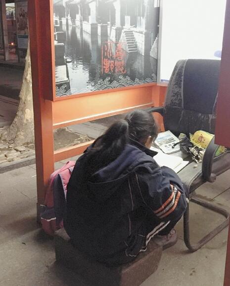 電話亭就是曉華的書房，她在這里做了5年作業(yè)