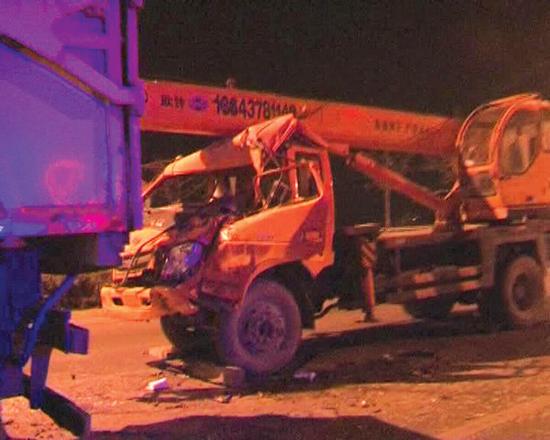 沒有駕照，還開了輛無牌吊車 能有啥結(jié)果？