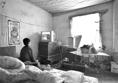 11月21日，武文英小兒子中午放學(xué)回家坐在床上看電視，母親進看守所之后，小兒子變得沉默寡言。