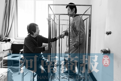 一天24小時，彭偉慶都只在鐵籠里活動 張郁/攝