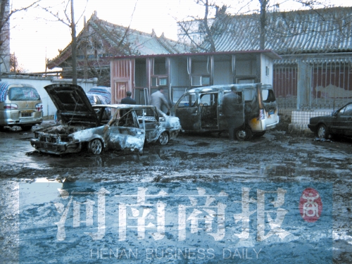 現(xiàn)場(chǎng)，兩輛車被燒得只剩骨架