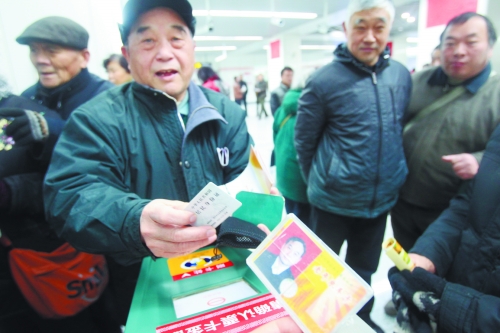 老人帶著多種證件想免費乘車，工作人員稱沒接到通知拒絕。