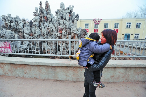 經(jīng)歷了之前的兇險(xiǎn)，窩在媽媽懷中的亮亮看到水池，仍感到有些害怕。