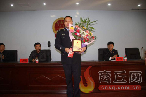 高兵雷是睢陽區(qū)檢察院一位檢察干警，在去鄭州捐獻(xiàn)造血干細(xì)胞時，他所在的單位為他組織了熱烈的歡送儀式