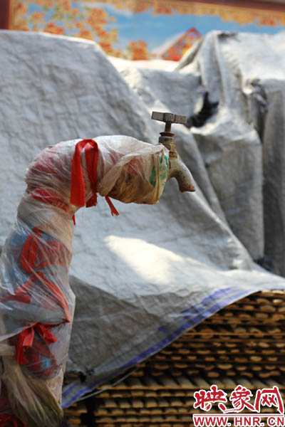 一名居民對記者說，“你擰擰水管看，俺不騙你，沒水吧？”