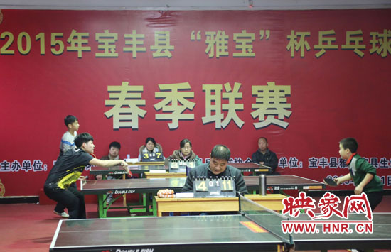 2月22日，河南省寶豐縣兩名乒乓球參賽選手在比賽中激烈角逐。