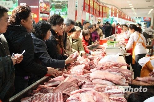 資料圖。1月份CPI等經(jīng)濟(jì)數(shù)據(jù)將于今天發(fā)布。多家機(jī)構(gòu)預(yù)計，受春節(jié)“錯位”因素及豬肉價格回落影響，1月CPI同比漲幅在1.8%左右。從各機(jī)構(gòu)發(fā)布的報告來看，從2月開始，CPI或?qū)⑦M(jìn)入新一輪上行周期。