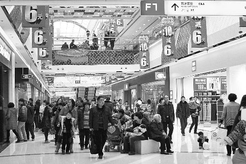  近年來(lái)，在商場(chǎng)“過(guò)年”成了很多市民的選擇。