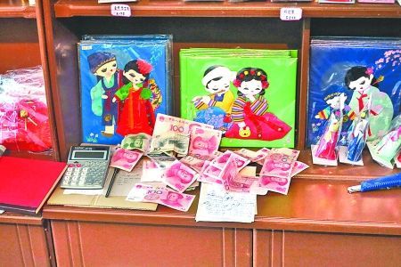 2012年6月21日，在朝鮮羅先特別市的一家商店里，柜臺上散落著一些人民幣。在朝鮮，人民幣比本國的貨幣更受歡迎。 CFP供圖