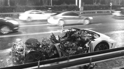 蘭博基尼自燃后報(bào)廢?！∥⒉┚W(wǎng)友 SCC寬寬 攝