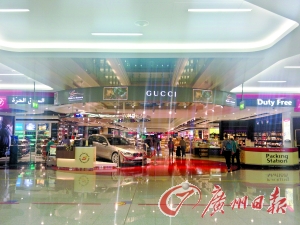 　迪拜機(jī)場(chǎng)的免稅店是不少人的血拼地。