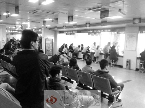 鄭州住房公積金管理中心辦事大廳，坐滿辦理業(yè)務(wù)的市民。