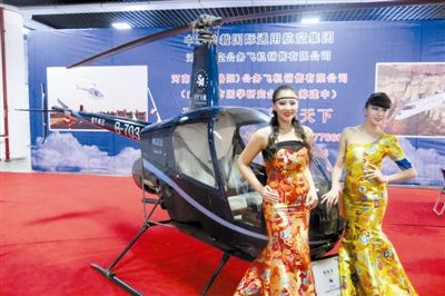 美女固然誘人，但更誘人的恐怕還是直升機(jī)