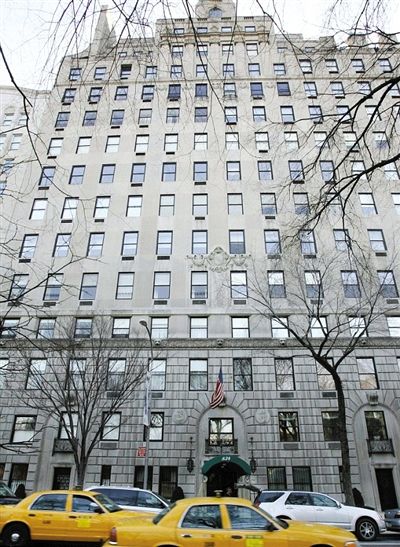 　　2005年，兩人以4400萬(wàn)美元購(gòu)入紐約市一套豪宅，裝修花了5000萬(wàn)。