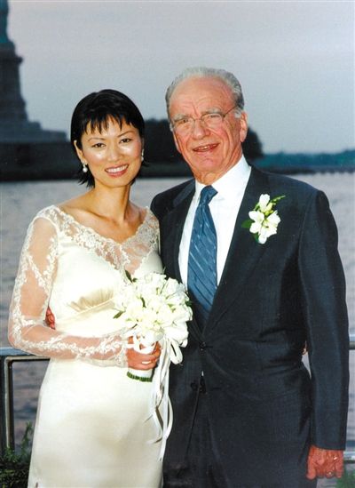 1999年6月，68歲的默多克與30歲的鄧文迪結(jié)婚。