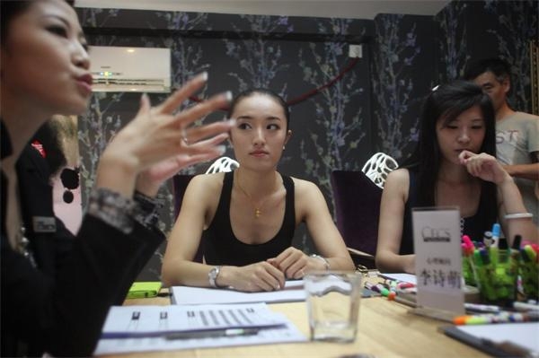 圖為參選者在等待選拔。