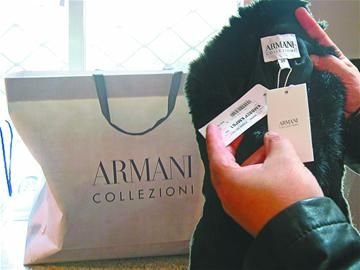 紀(jì)萬(wàn)昌展示其中一件阿瑪尼女皮衣。