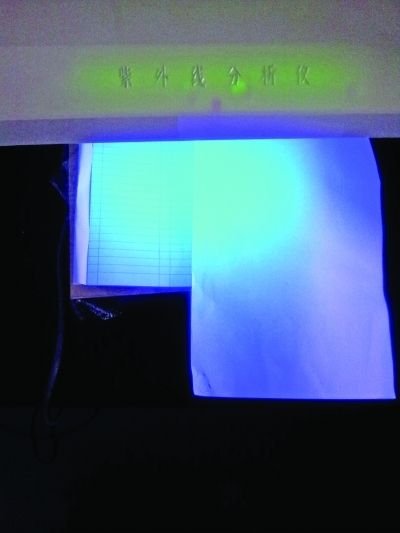 記者的采訪本比A4紙熒光劑更多。