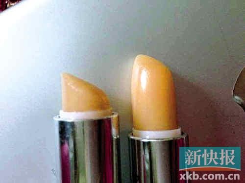■蘇小姐將其在專柜和聚美優(yōu)品購買的伊麗莎白雅頓唇膏對(duì)比，產(chǎn)品包裝和唇膏顏色明顯不同。