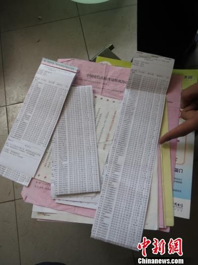 圖為王澤母睿收集的話費(fèi)詳單等證據(jù)。 白琥 攝