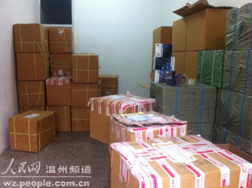 圖為羅某造假倉庫里已打包準備發(fā)貨的假剃須刀成品 圖為羅某造假倉庫里已打包準備發(fā)貨的假剃須刀成品