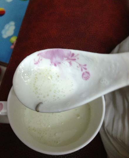 消費(fèi)者在美贊臣奶粉中吃出蟲子。