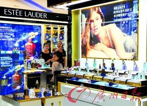 今年以來，雅詩(shī)蘭黛等大牌化妝品相繼被檢出不合格產(chǎn)品。（圖片來源：廣州日?qǐng)?bào) 王燕攝）