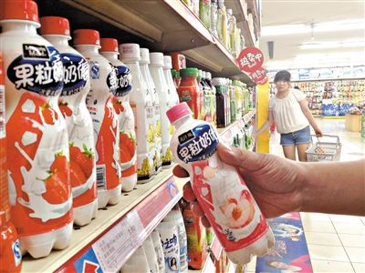 昨日，勁松京客隆超市貨架上，可口可樂果粒奶優(yōu)仍在售?？煽诳蓸饭咀蛉瞻l(fā)表聲明稱，已使用25公斤可能受到肉毒桿菌污染的乳粉，用于生產(chǎn)個別批次的美汁源果粒奶優(yōu)。新京報記者 韓萌 攝