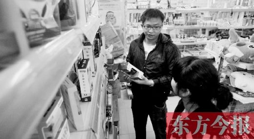 大學(xué)生創(chuàng)業(yè)孵化園內(nèi)，大學(xué)生S團(tuán)實體店的工作人員在向兩個同學(xué)推介商品