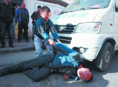孩子想把躺在執(zhí)法車前的父親拉起來(lái) 孩子想把躺在執(zhí)法車前的父親拉起來(lái)