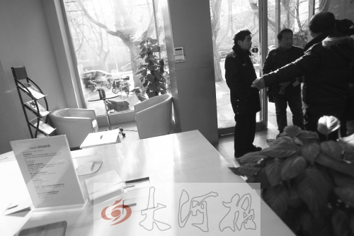 人民路上的這家商店,夜間疑被一男子隔著門縫用長(zhǎng)竿偷走一臺(tái)蘋果ipad air。