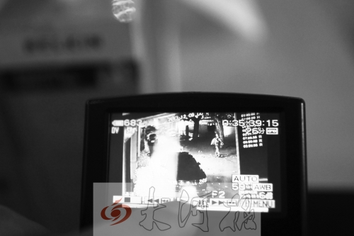 人民路上的這家商店,夜間疑被一男子隔著門縫用長(zhǎng)竿偷走一臺(tái)蘋果ipad air。