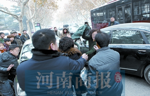 兩名女子廝打在一起，民警上前勸架
