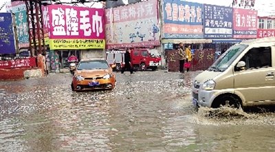 這里積水一個(gè)月不退，商戶傷透腦筋。