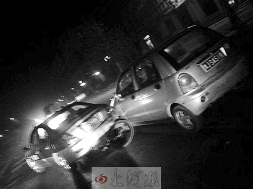 撞上出租車QQ才停下，兩車間還夾著一輛自行車。