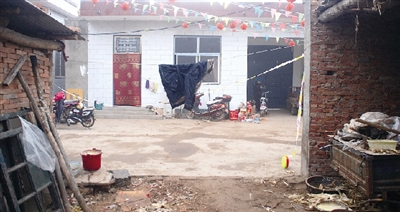 辦喜事扯的彩條還沒有褪色，這個(gè)農(nóng)家小院就發(fā)生了慘案。