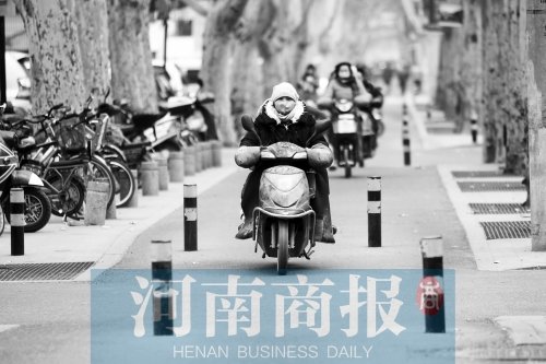 金水路防疫路附近，路樁間距很小，電動車經(jīng)過時要很小心才能避開