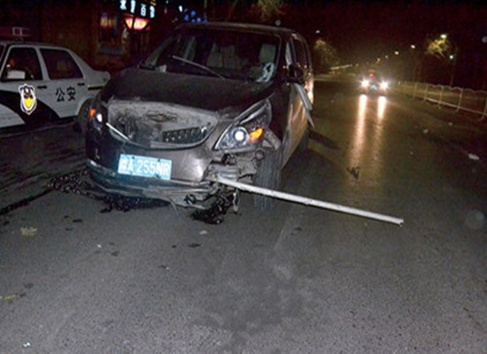 一根鋼管插到車內(nèi) 一根鋼管插到車內(nèi)