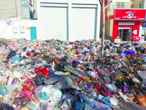 人行道上，垃圾“綿延”30來(lái)米。