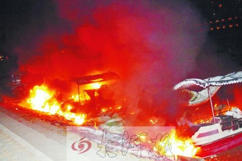 觀光船著火，火光沖天。