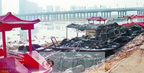 被燒毀的觀光船，殘破不堪。